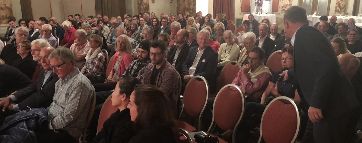 Fast voller Schweizerhofsaal: Rund 100 Interessierte verfolgten die Diskussion, rechts Moderator Eiholzer.