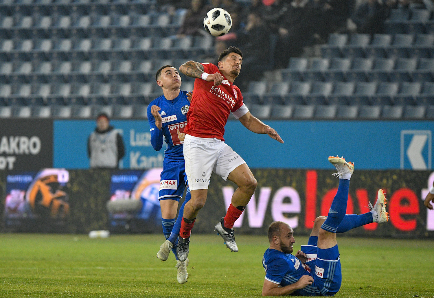 Das Alphatier des FC Thun, Dennis Hediger, hier im Zweikampf mit Ruben Vargas und Valeriane Gvilia.