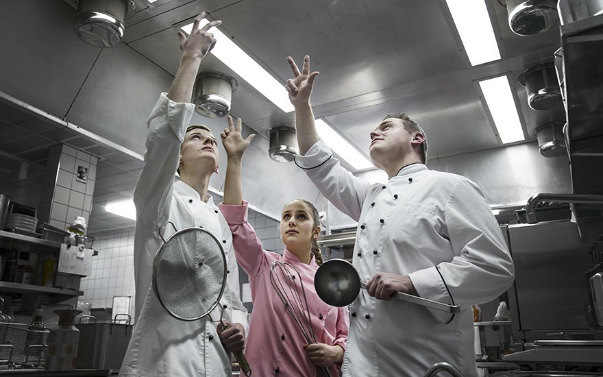 <p>Die gastronomische Version des Rütlischwurs: Als «Eidgenuss pur» präsentiert sich die Küchencrew mit Chef Rafael Wicki (rechts) auf der eigenen Webseite.</p>