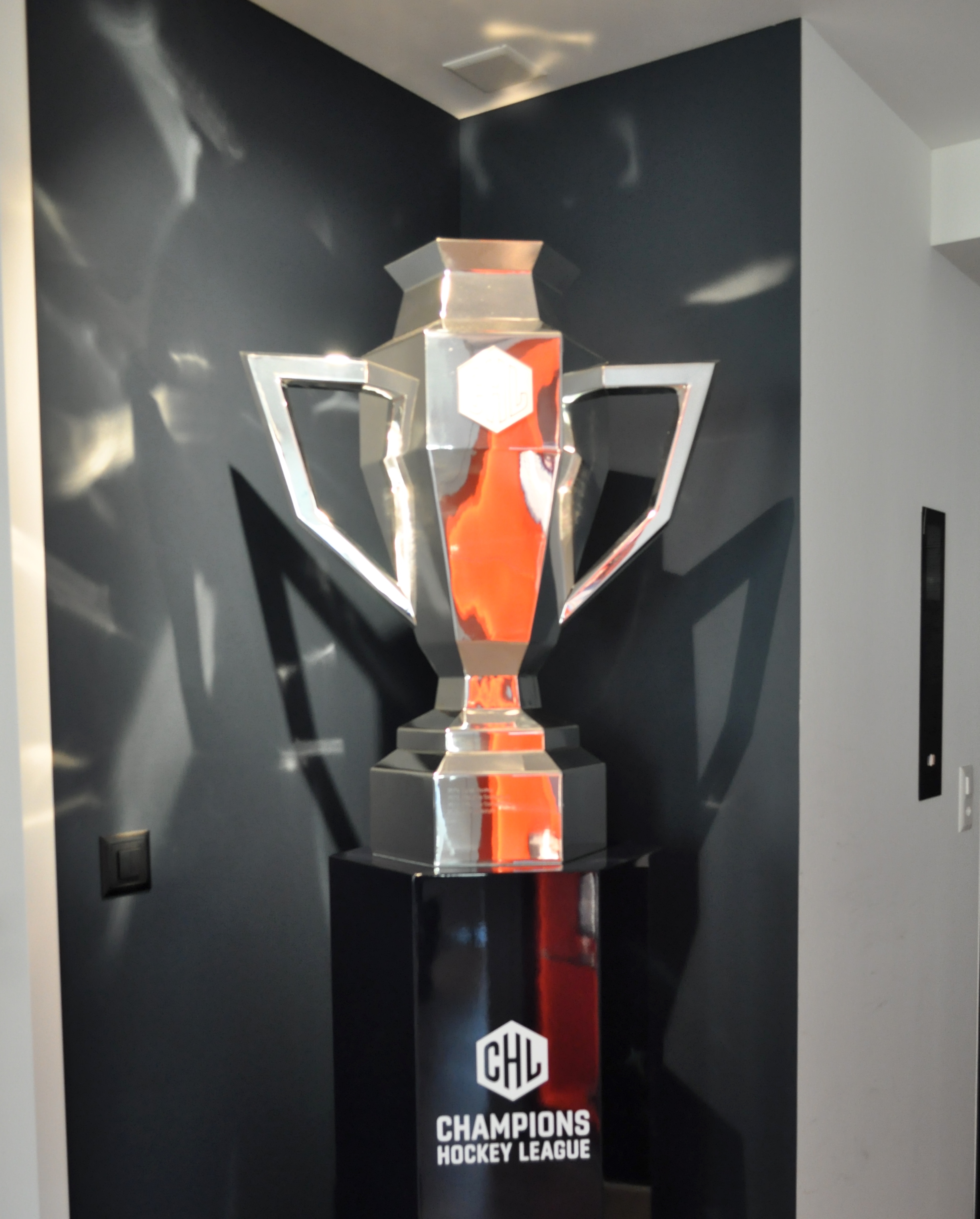 Der CHL-Pokal wartet am Firmensitz in Zug auf den Gewinner.