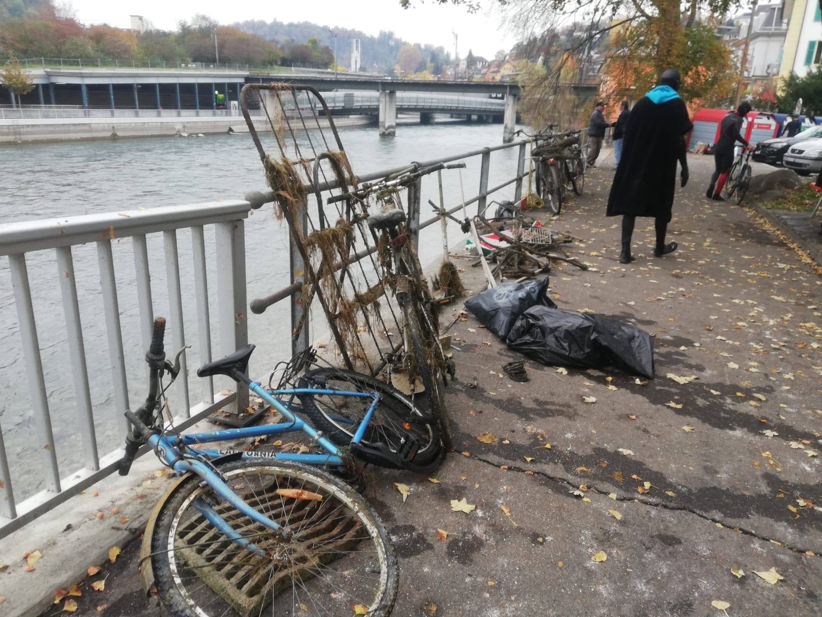 Die ersten Velos sind den Tiefen der Reuss entkommen.