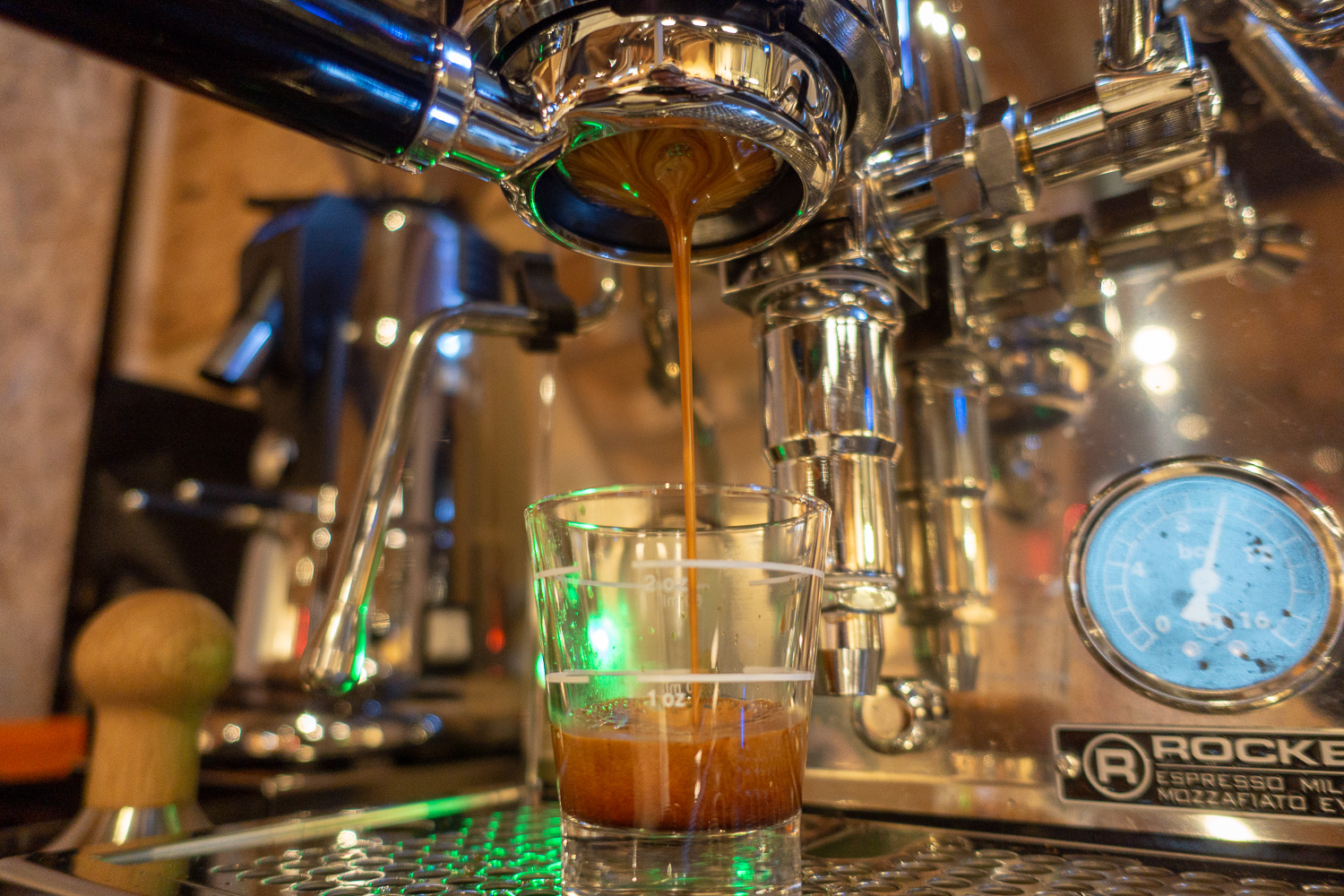 Ein Espresso träufelt aus dem Siebträger.