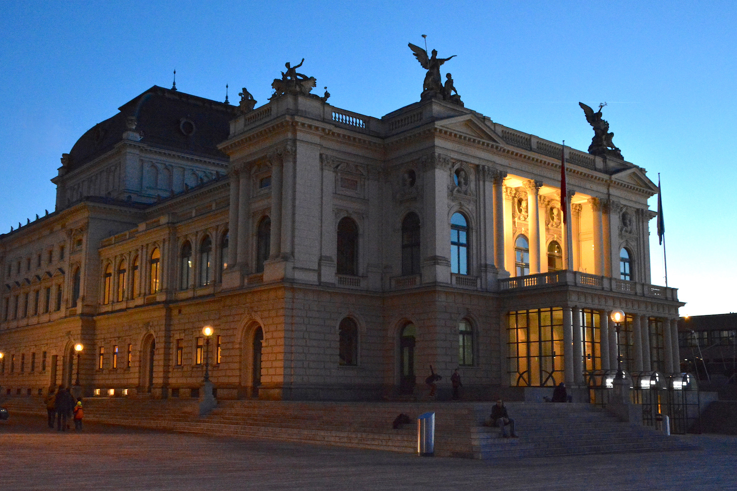 Das Zürcher Opernhaus im Abendlicht.