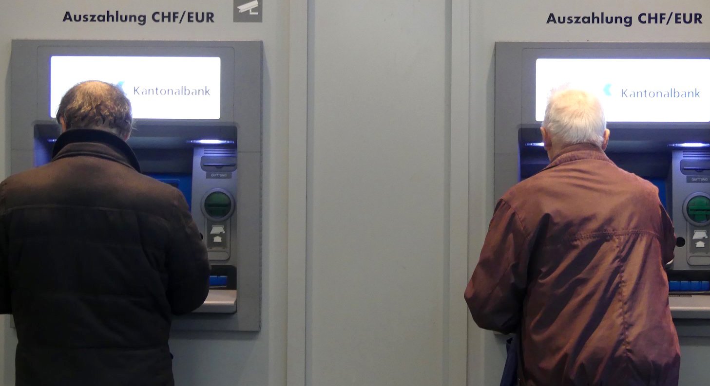 Bargeld-Ein- und -Auszahlungen könnten künftig nur an Bankautomaten getätigt werden.