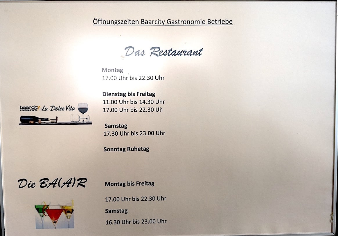 Schon der Anfang für eine Neubelebung des Restaurantbetriebs im Baarcity? Ein Aushang mit den Öffnungszeiten der Lokale im gleichnamigen Hochhaus.