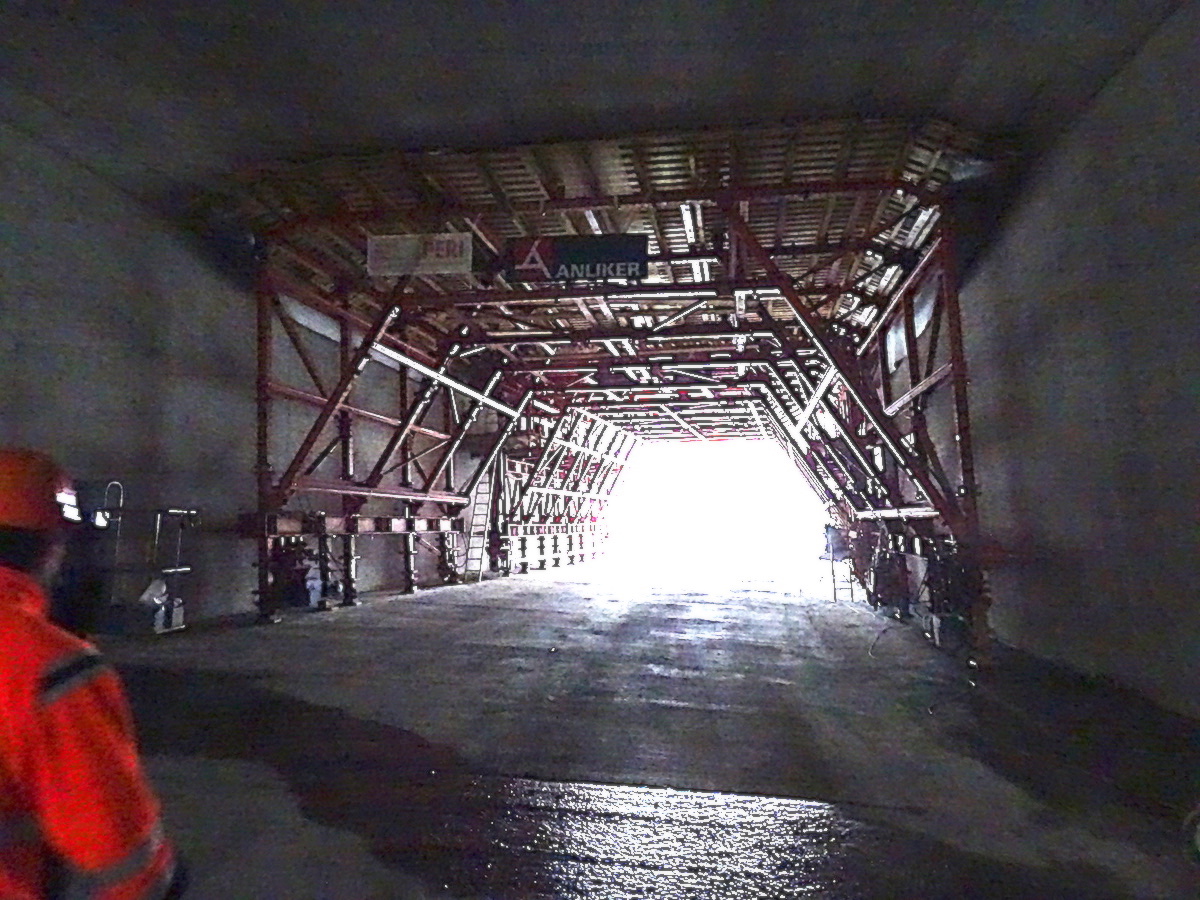 Licht am Ende des bisher gebauten Tunnels: Insgesamt weist die Röhre des Strassentunnels eine Länge von 370 Metern auf. Stahlarmierungen stützen die Decke ab.