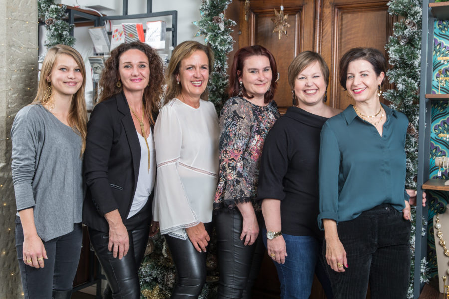 Die neue Inhaberin Jacqueline Meyer (dritte von links) mit ihrem Team von der Boutique Ammann. 