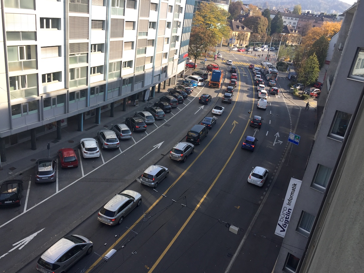 Die Verkehrsführung auf dem Hallwilerweg heute. Die Y-Lösung schlägt vor, die Spur links für den Gegenverkehr zu öffnen – die Parkplätze müssten weg.