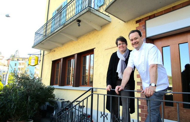 <p>Marie-Louise und Raphael Tuor vor dem Restaurant «Reussbad». (Bild: jal)</p>