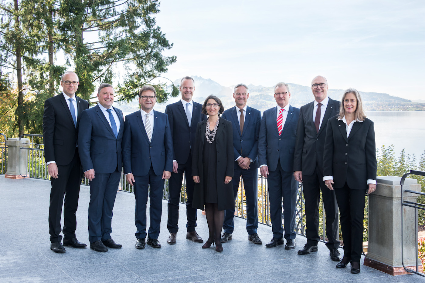 Der scheidende Regierungsrat: Tobias Moser, Urs Hürlimann, Beat Villiger, Stephan Schleiss, Manuela Weichelt-Picard, Matthias Michel, Heinz Tännler, Martin Pfister, Renée Spillmann Siegwart.