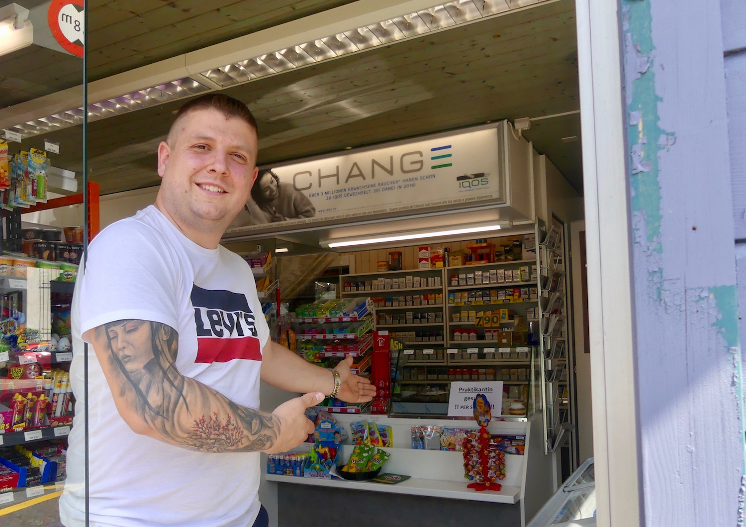 Der Kiosk am Kreuzstutz ist für ihn eine Herzensangelegenheit: Der 34-jährige Darko Urosevic präsentiert stolz seinen kleinen Laden. 