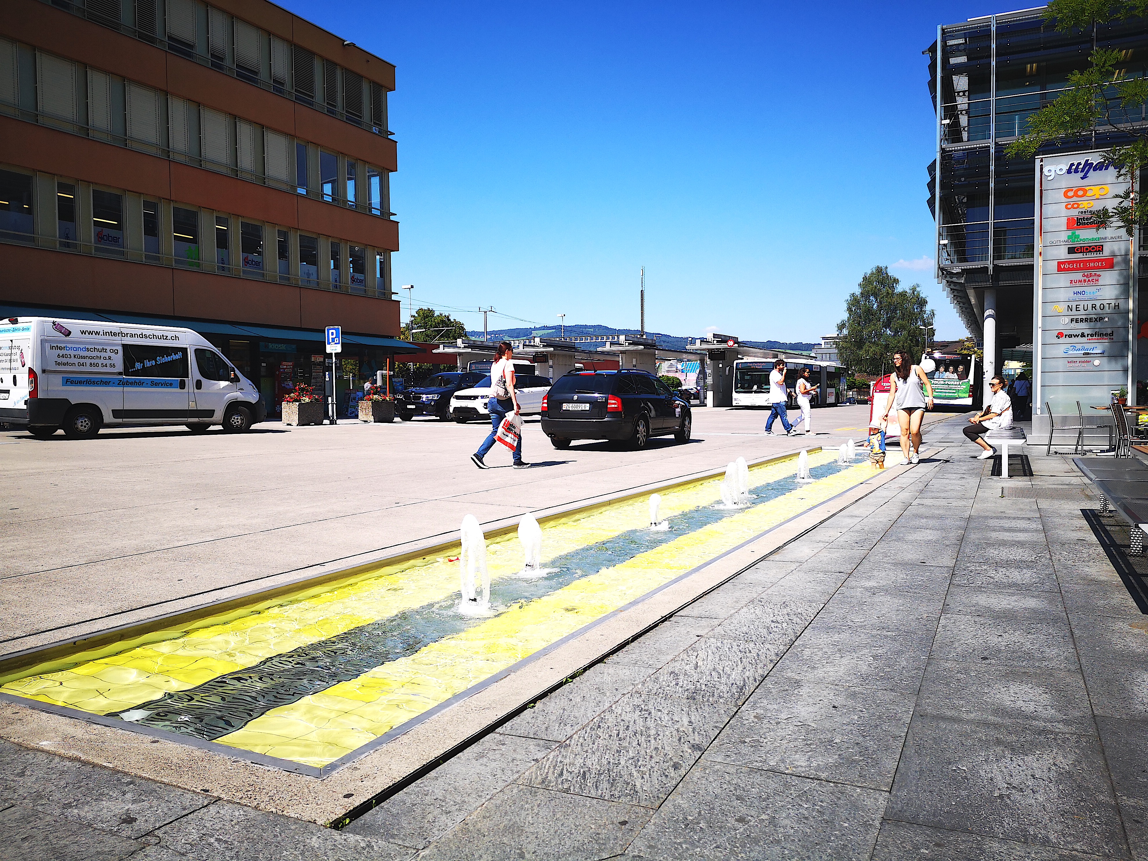 Der einzige Platz in Baar, der richtig funktioniert: der Bahnhofsplatz. Er soll künftig noch akzentuierter über eine parkähnliche Nutzung mit der Dorfstrasse verbunden werden.