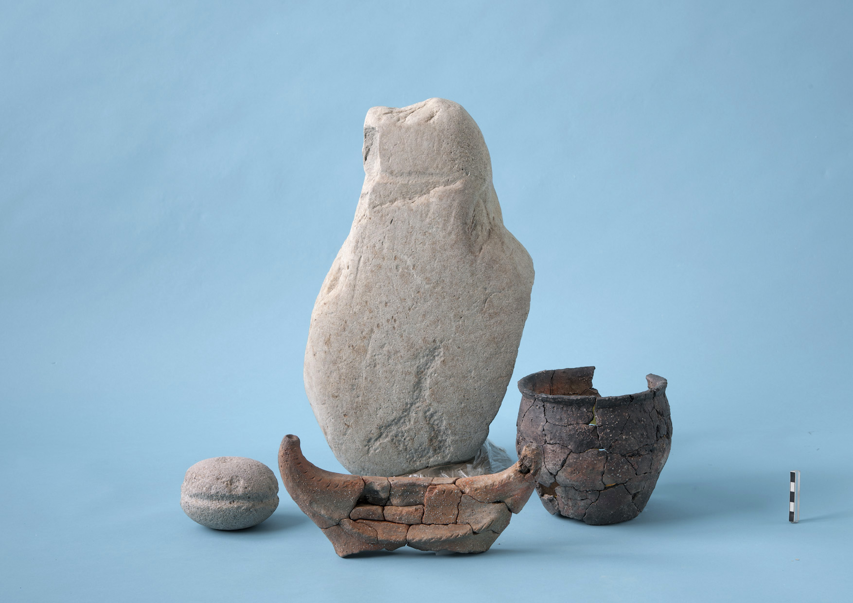 Die Funde: Links der «Rillenstein», Mitte hinten die Steinstele, Mitte vorne das «Mondhorn», rechts eines der Keramikgefässe.