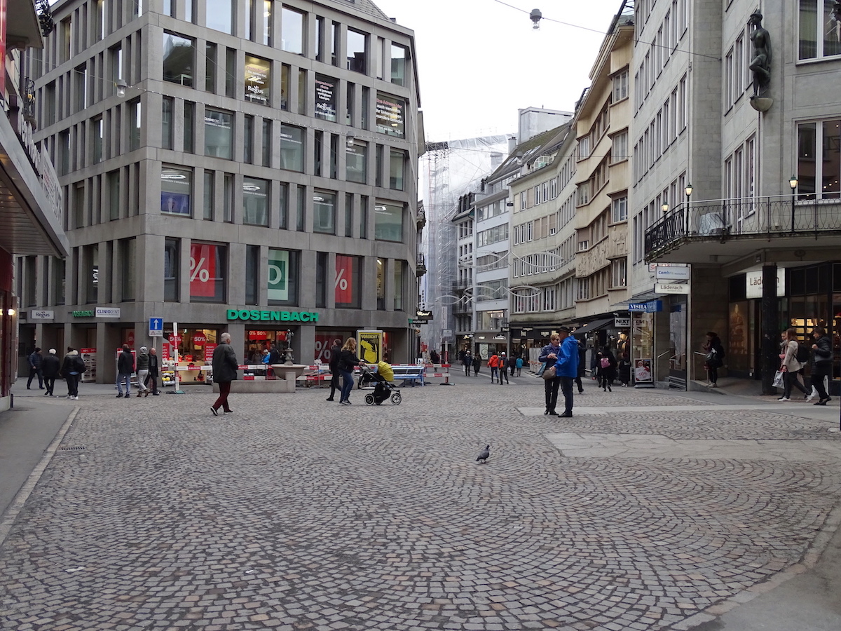 Der Falkenplatz ist neu gepflästert.