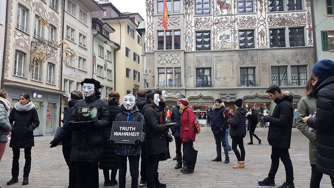 Aktivisten der Organisation «Anonymous for the Voiceless» auf dem Luzerner Hirschenplatz.