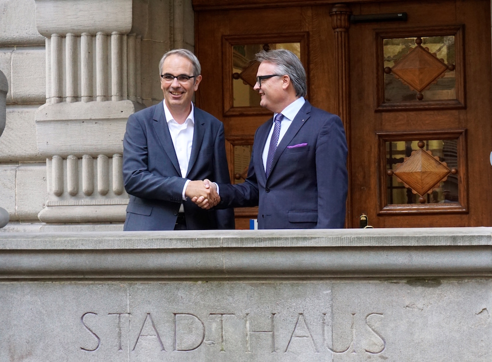 Amtsübergabe im Stadthaus: Stefan Roth (rechts) übergibt 2016 sein Büro an seinen Nachfolger Beat Züsli (links).