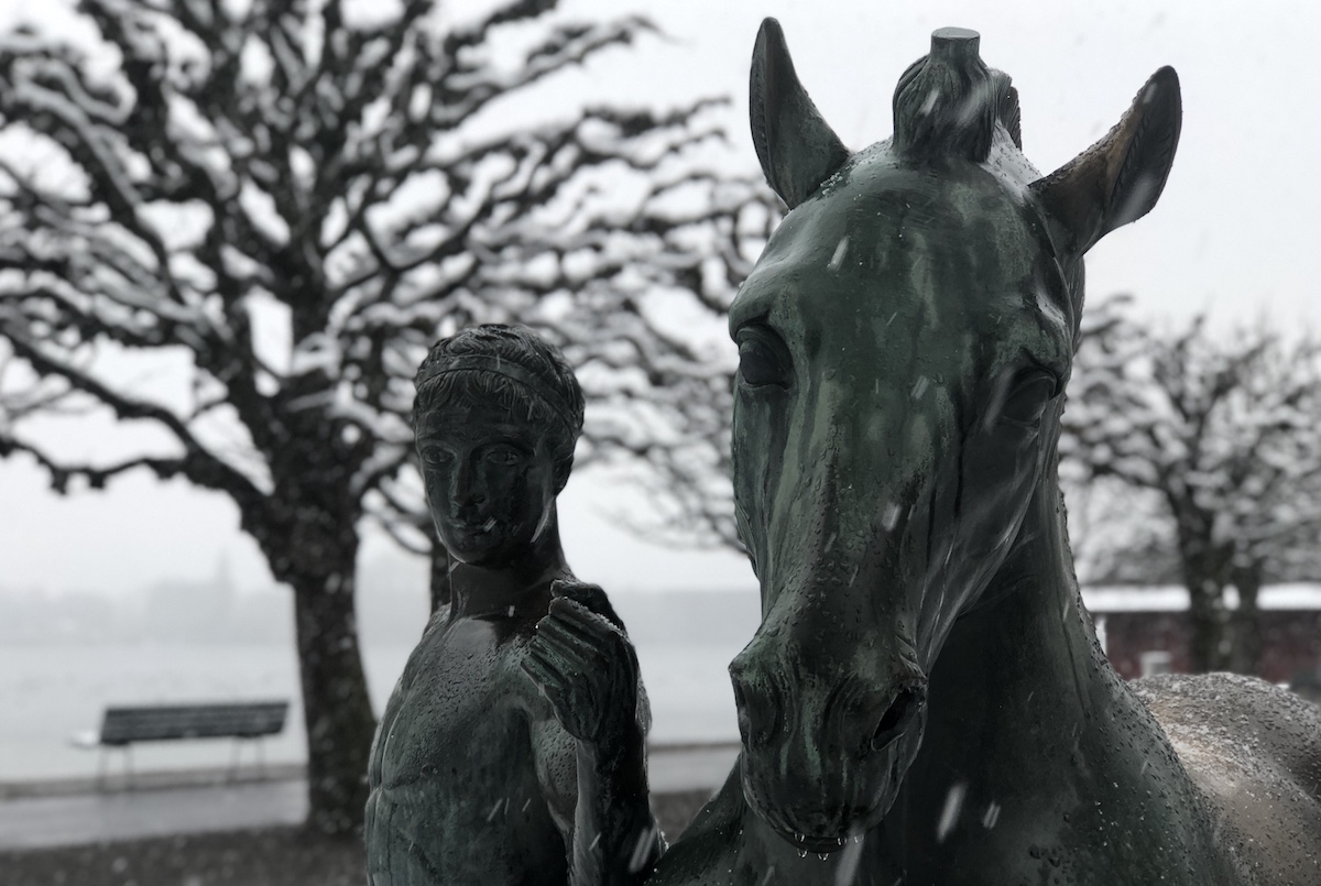 Ehre in Luzern: zwei Statuen mit Jünglingen und Pferden sind Carl Spitteler gewidmet.