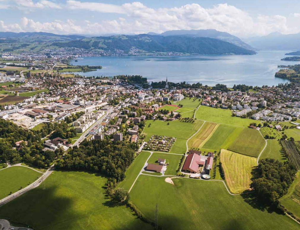 Sicht aus Nordwesten auf Cham und das Gebiet Allmendhof/Röhrliberg auf dem die Kantonsschule geplant ist.