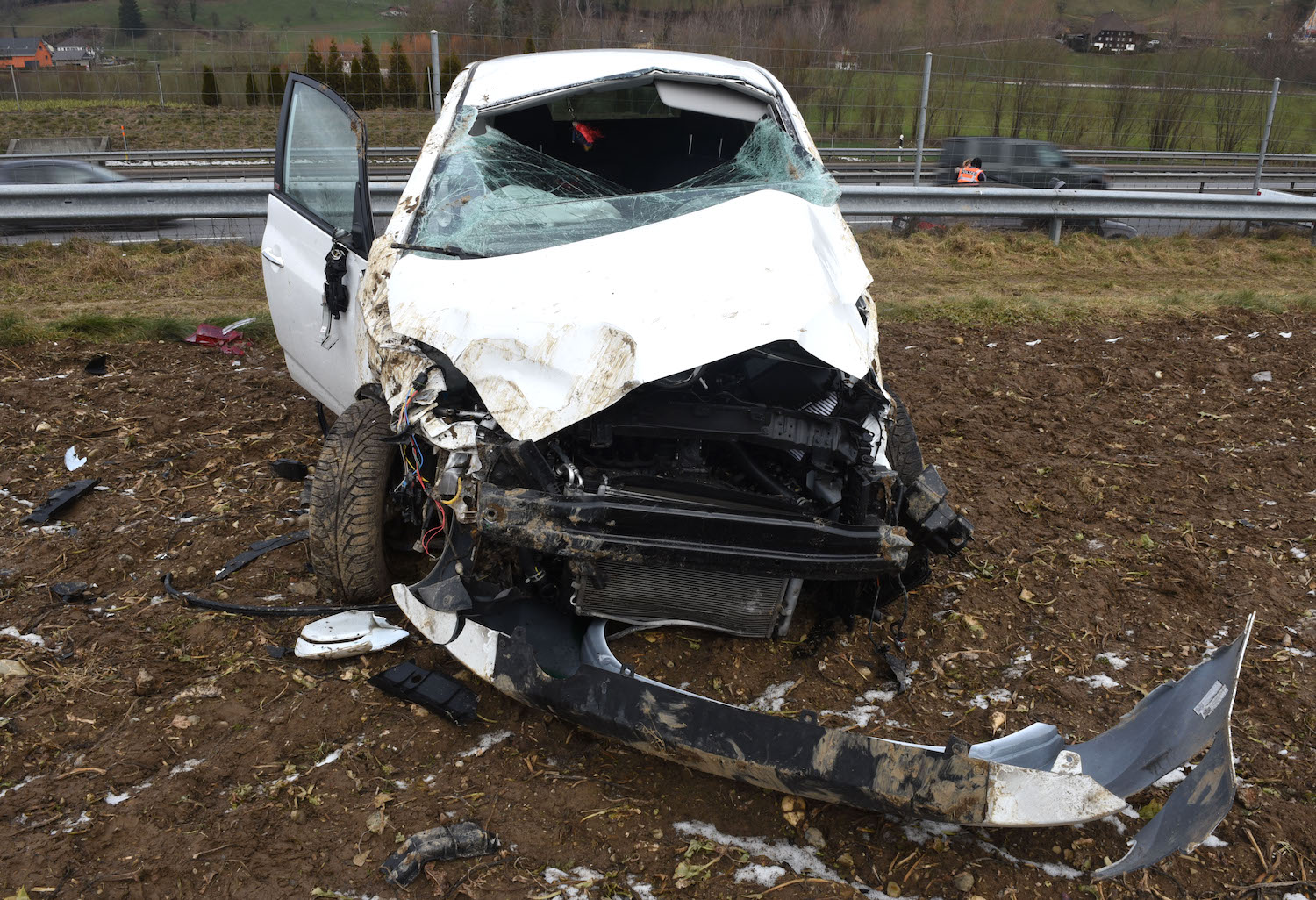 Die Autofahrerin wurde verletzt, es entstand ein Sachschaden von rund 15'000 Franken.