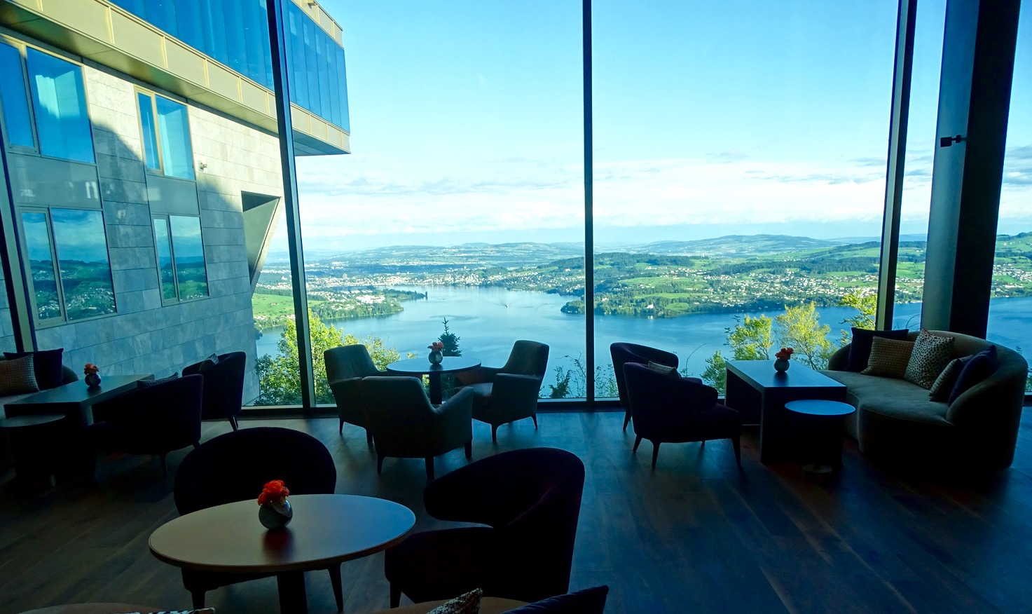 In der Lake View Lounge des Bürgenstock Resort hat man einen fantastischen Blick auf die Stadt Luzern.