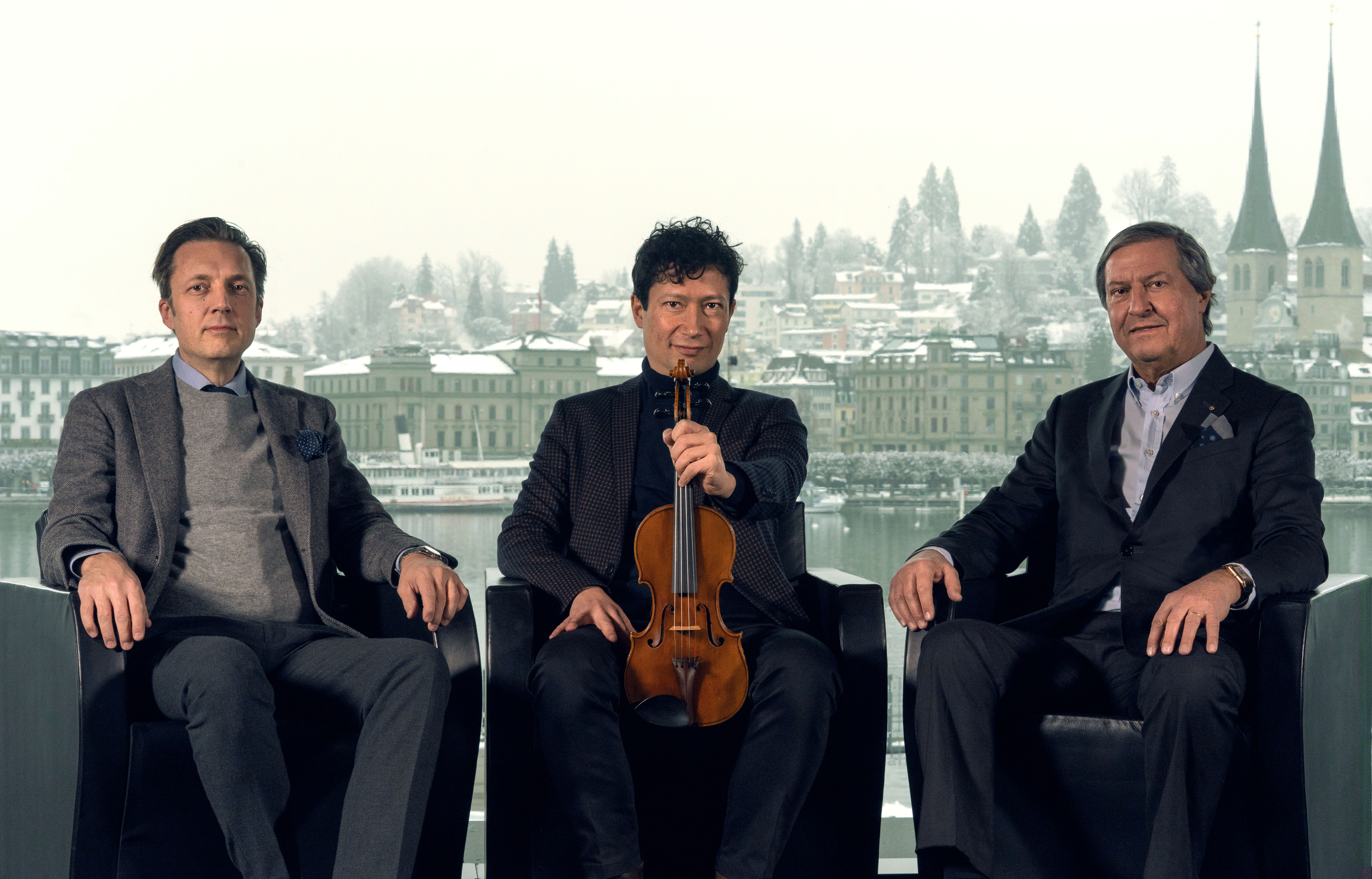 Hans-Christoph Mauruschat (Orchesterdirektor der Festival Strings Lucerne), Daniel Dodds (Konzertmeister und künstlerischer Leiter) mit der «Sellière»-Stradivari und Patrick Troller, Präsident der Stiftung Festival Strings Lucerne.