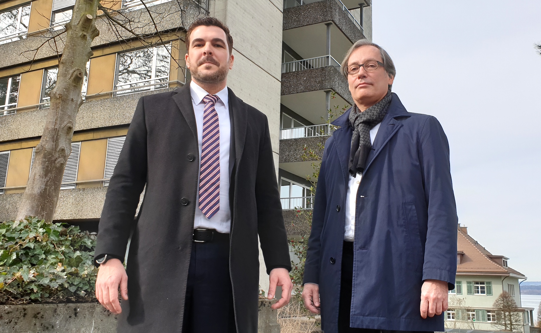 Baudirektor Florian Weber (FDP) und Kantonsbaumeister Urs Kamber vor dem Personalhochhaus des früheren Kantonsspitals.