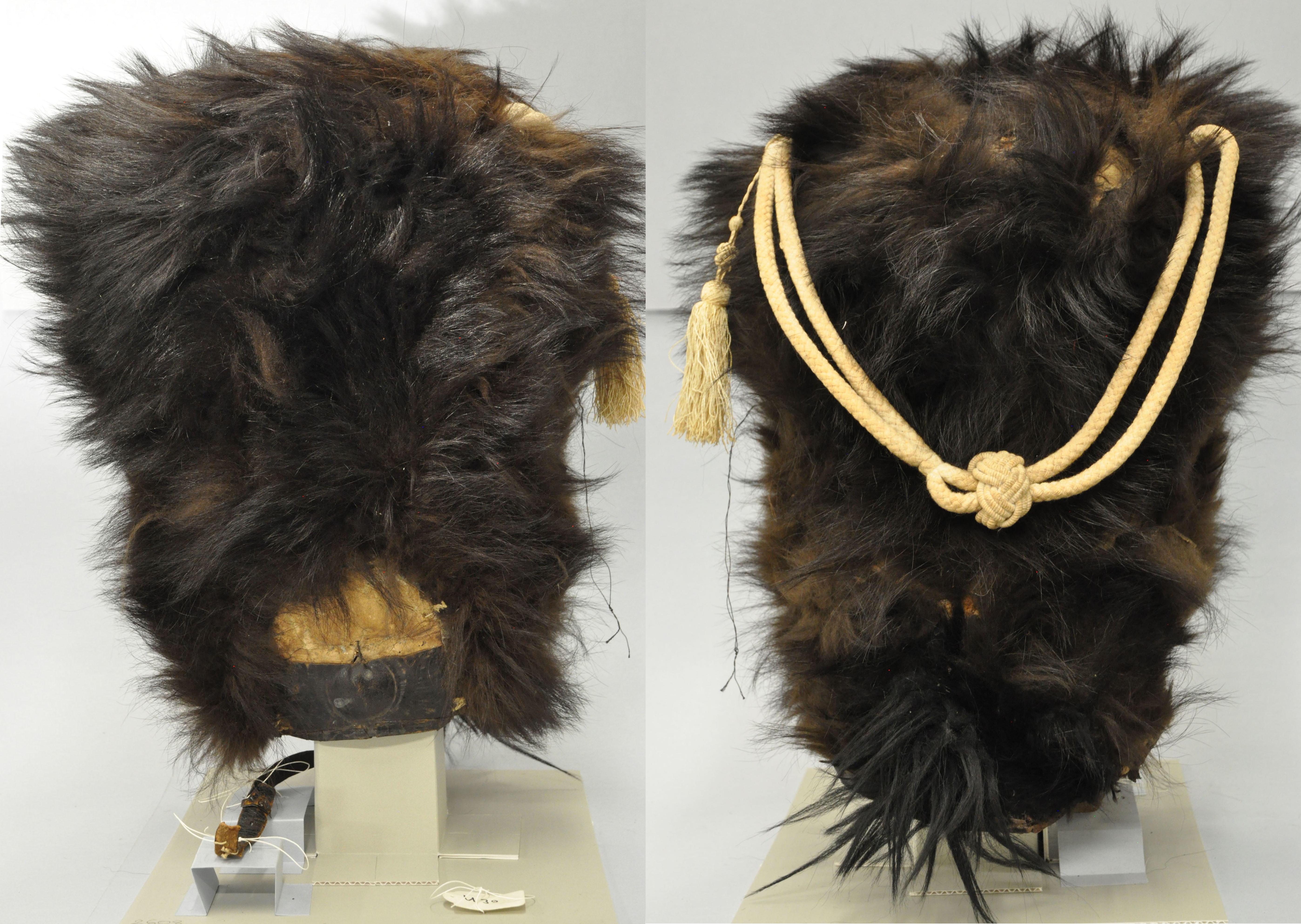 Bild 4: Kopfputz männlich: Grenadiermütze, auch Bärenfellmütze genannt, 1830-1840, Vorder- & Rückseite, Sammlung Museum Burg Zug