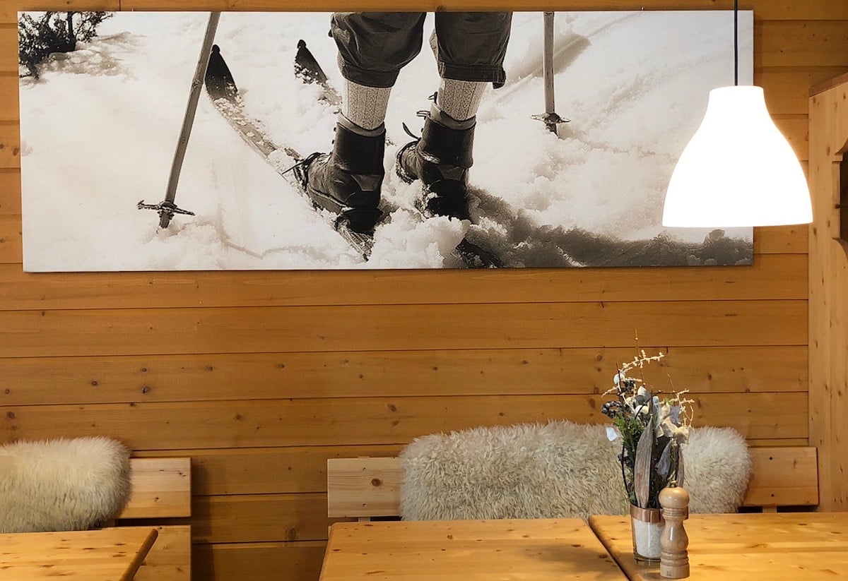 Alpenschick aus Lammfellen, Bergfotos und viele nostalgischen Skiutensilien.