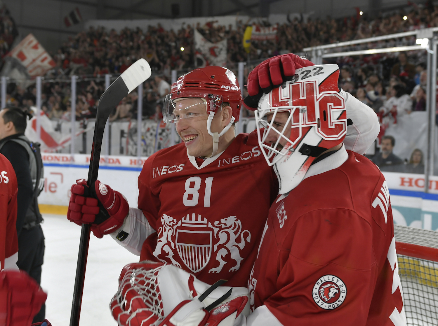 Lausanne-Stürmer Ronald Kenins (links) freut sich mit Goalie Sandro Zurkirchen über das Erreichen der Halbfinal-Serie gegen den EV Zug.