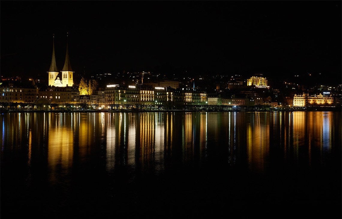 So sieht der Quai normalerweise aus. Die Hofkirche ragt hell erleuchtet in die Luzerner Nacht.