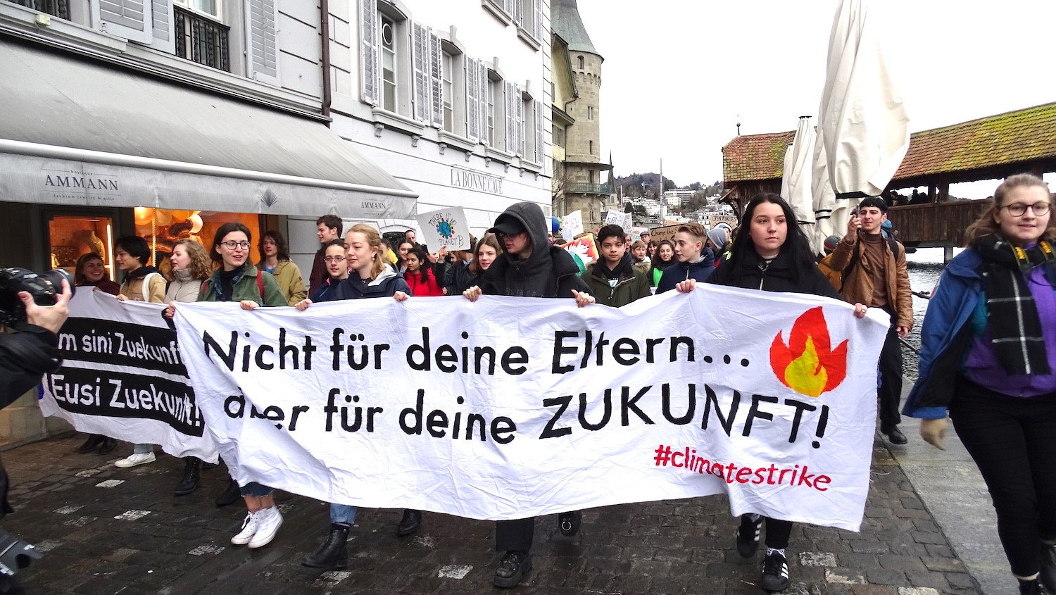 «Opa, was ist ein Eisbär?»: 2’000 Luzerner demonstrieren fürs Klima