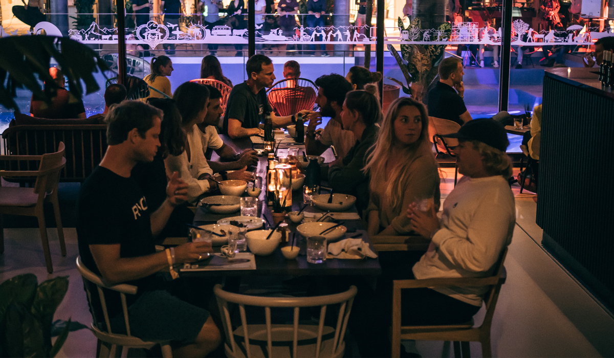 Essen unter Freunden. Mit dem Sharing Konzept kommt alles auf den Tisch und jeder bedient sich nach Lust und Laune.