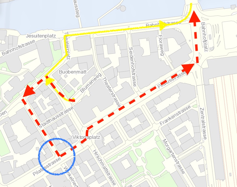 Die Autos aus dem LUKB-Parkhaus müssen dereinst neu über die Pilatusstrasse (rot) statt wie bisher über die Bahnhofstrasse (gelb). Der blaue Kreis zeigt die Kreuzung, die neu gestaltet werden soll.