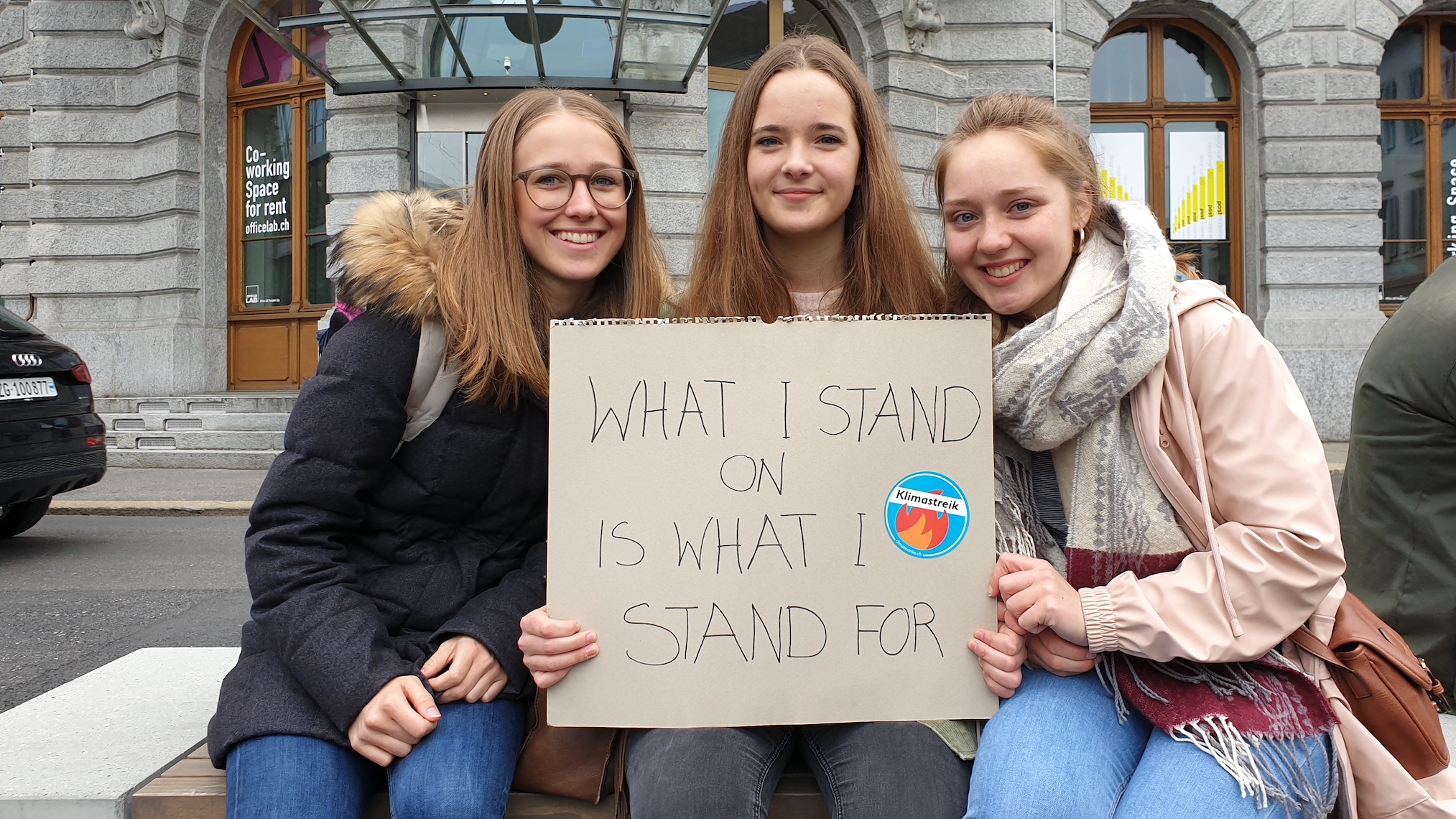Die Zuger Kantonsschülerinnen Hanna Stäger, Jessica Dossenbach und Milena Arnold beim Klimastreik in Zug.