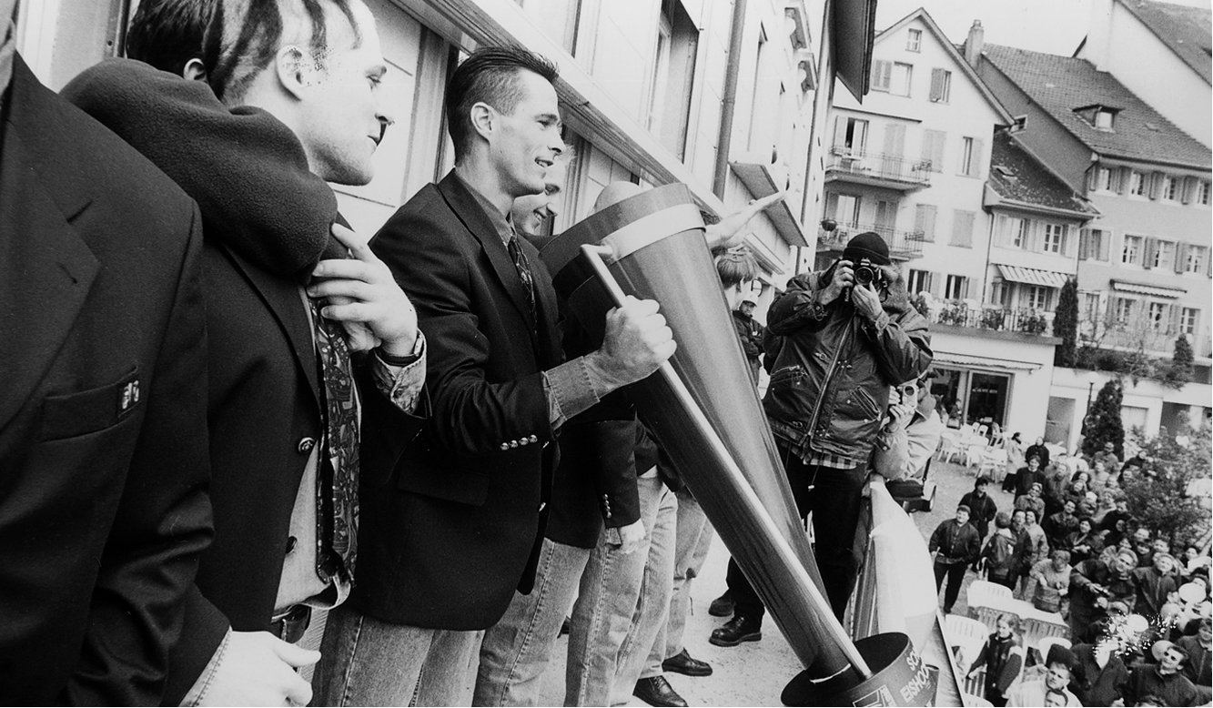 Vor 21 Jahren präsentiert EVZ-Spieler Misko Antisin den Meisterpokal den Fans in der Zuger Altstadt.