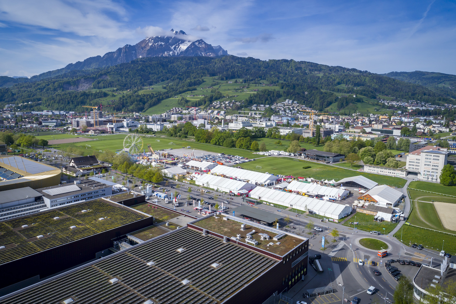 Das Gelände mit dem Pilatus im Hintergrund ist laut der Messeleiterin ideal.