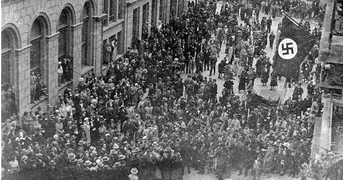 Demonstration gegen Hakenkreuzfahne,< Kundgebung am 06.10.1935 an der Frankenstrasse 5, genannt «Braunes Haus».