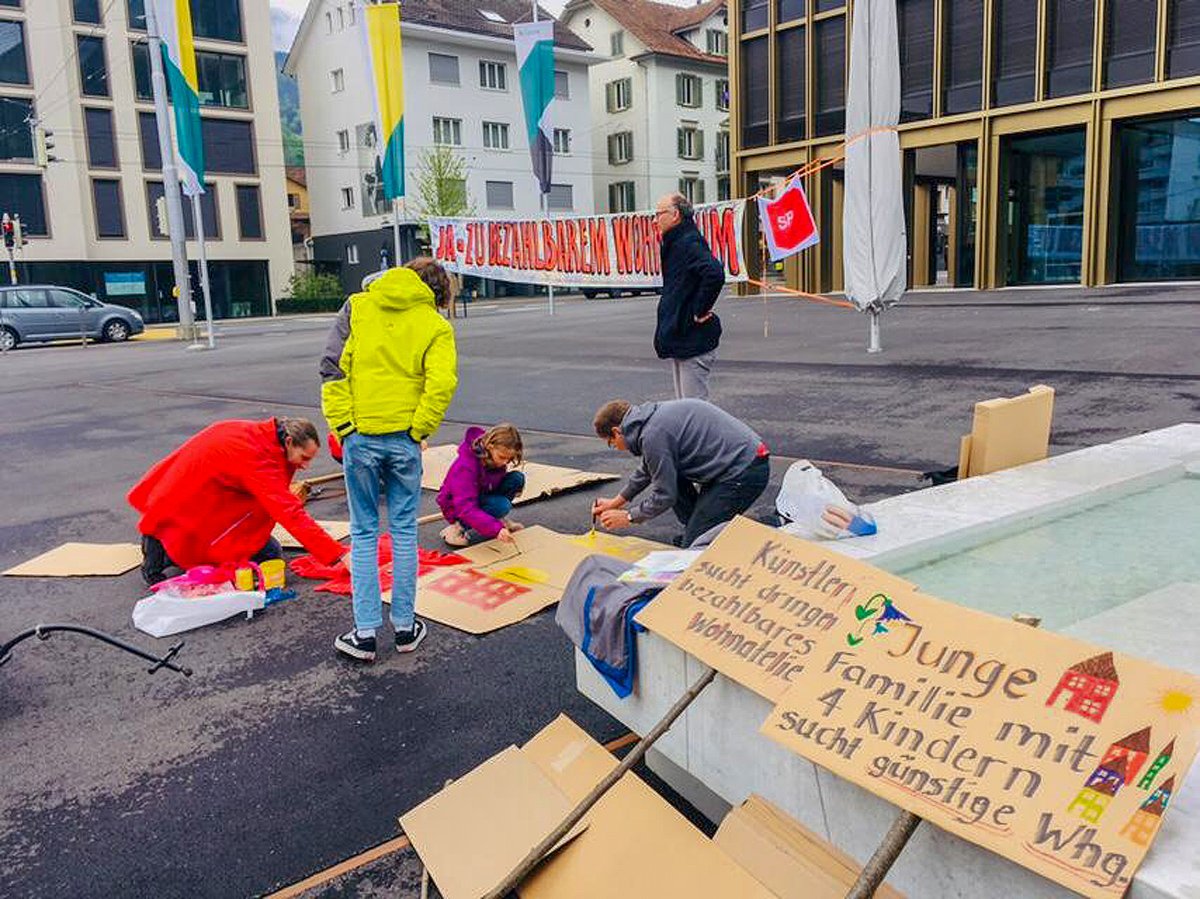 So warb die SP Kriens am Samstag vor dem Stadthaus für die Wohnraum-Initiative.