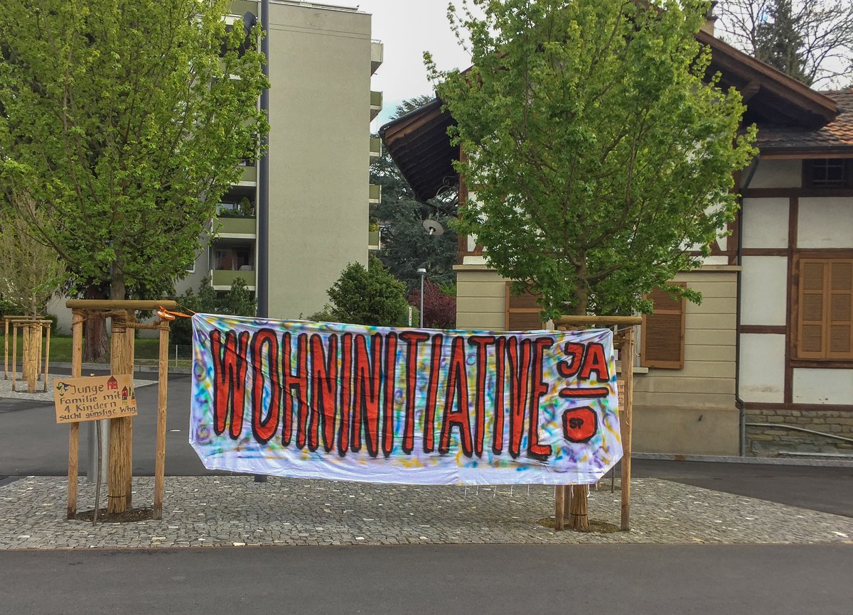 Mit einem 10-Meter-Transparent vor dem Stadthaus machte die SP Kriens auf ihre Initiative aufmerksam.