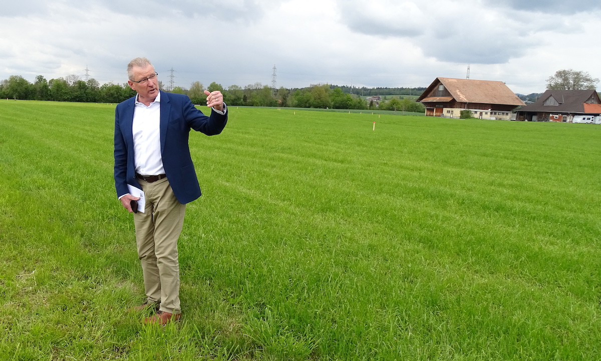 Heinz Tännler steht, wo in wenigen Monaten eine gigantische Arena hingezaubert wird.