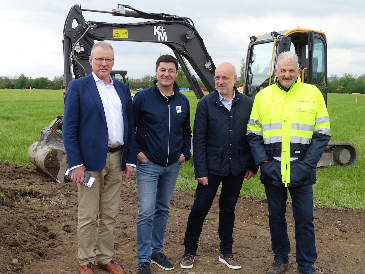 OK-Präsident Heinz Tännler (l.), Chef Infrastruktur Walter Lötscher, Geschäftsführer Thomas Huwyler, und Botschafter Harry Knüsel vereint.