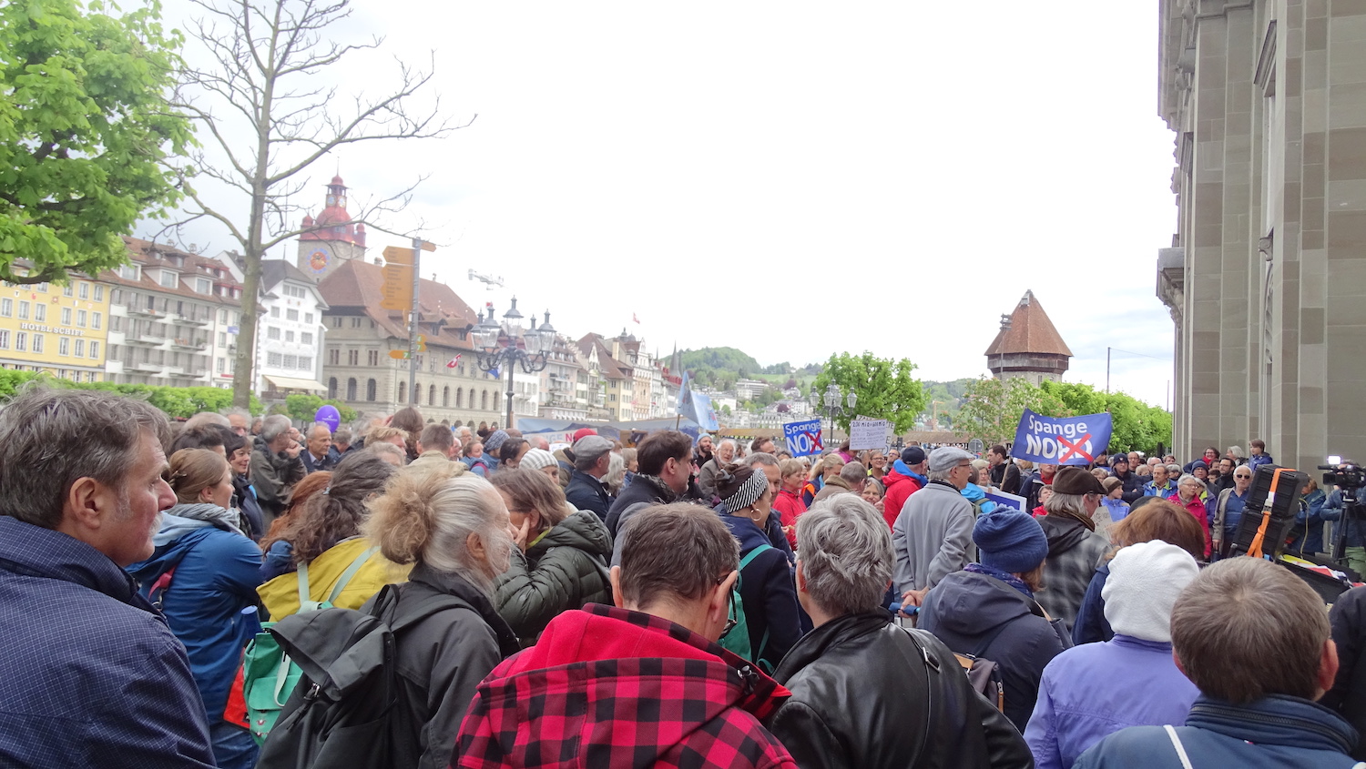 Um halb vier versammelten sich die Demonstrantinnen vor dem Luzerner Jesuitenplatz.