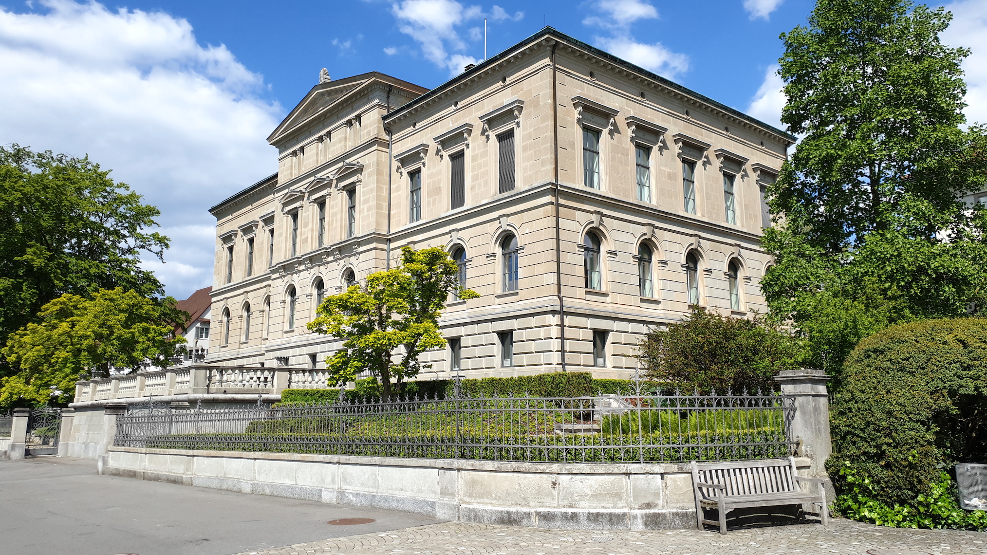 Zuger Regierungsgebäude mit vorgelagerter Terrasse und Garten.