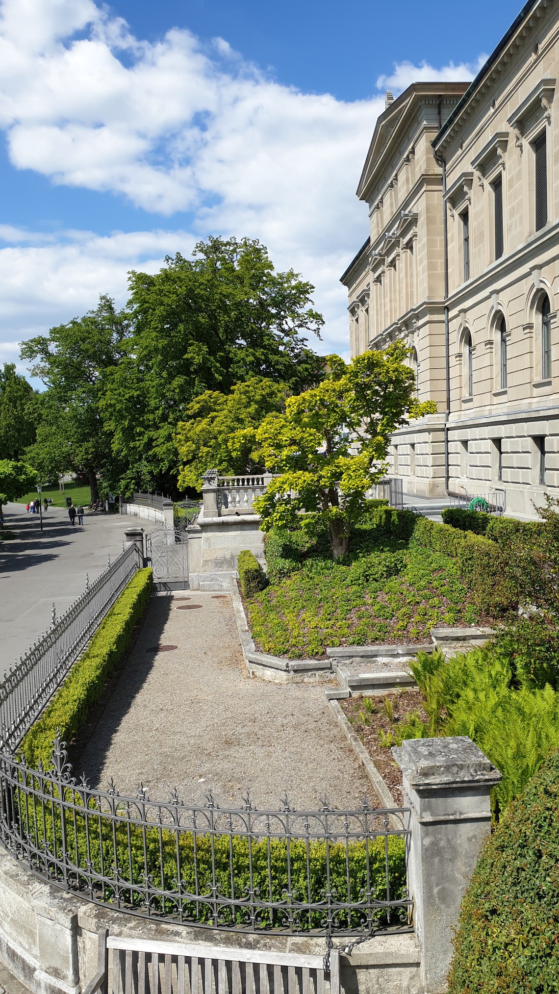 Öffentlich: Garten ind Terrasse des Zuger Regierungsgebäudes.