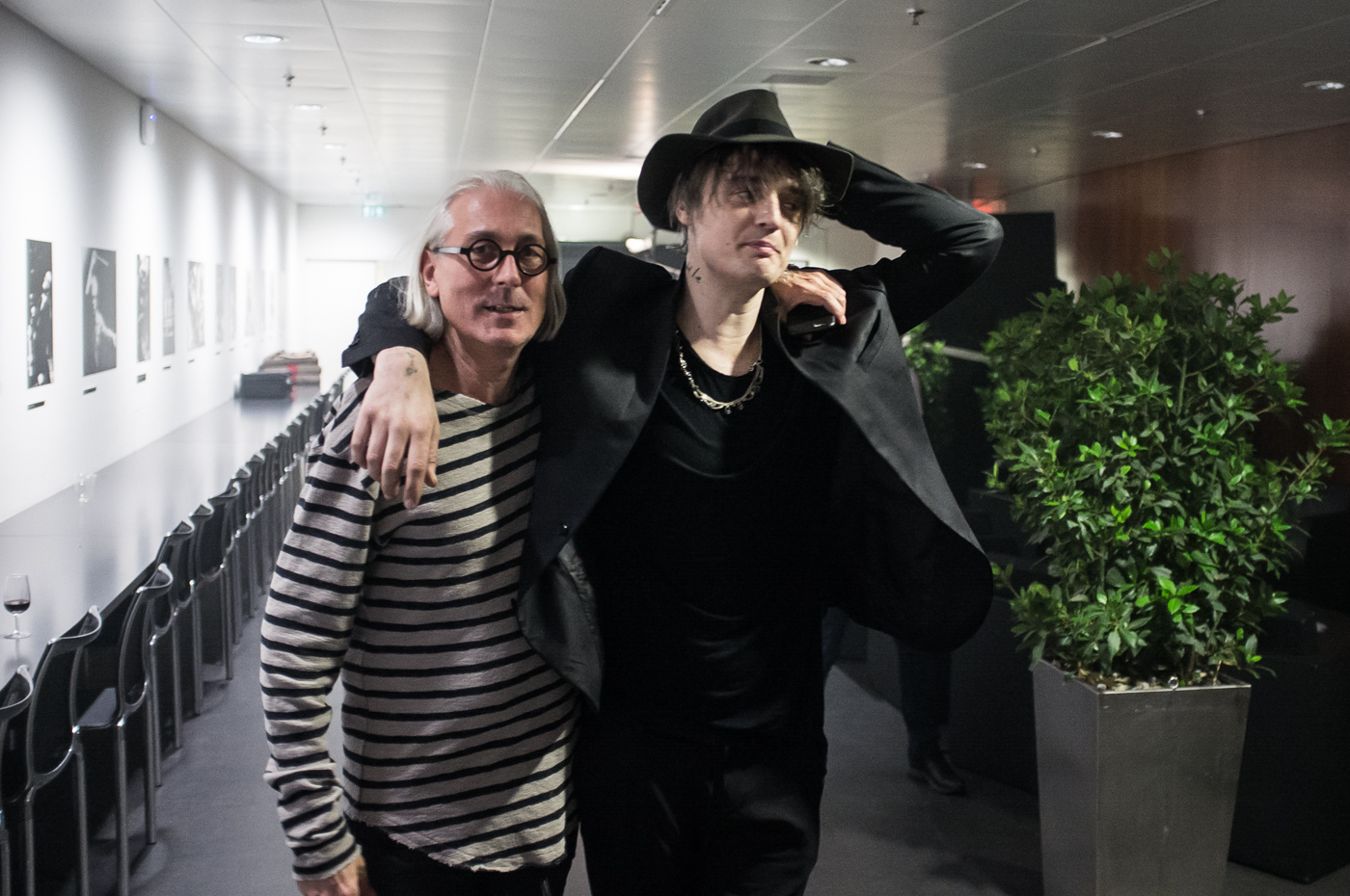 Peter Doherty und Urs Leierer: «Beide sind nach dem überstandenen Konzert zufrieden: der Direktor und der Künstler.»