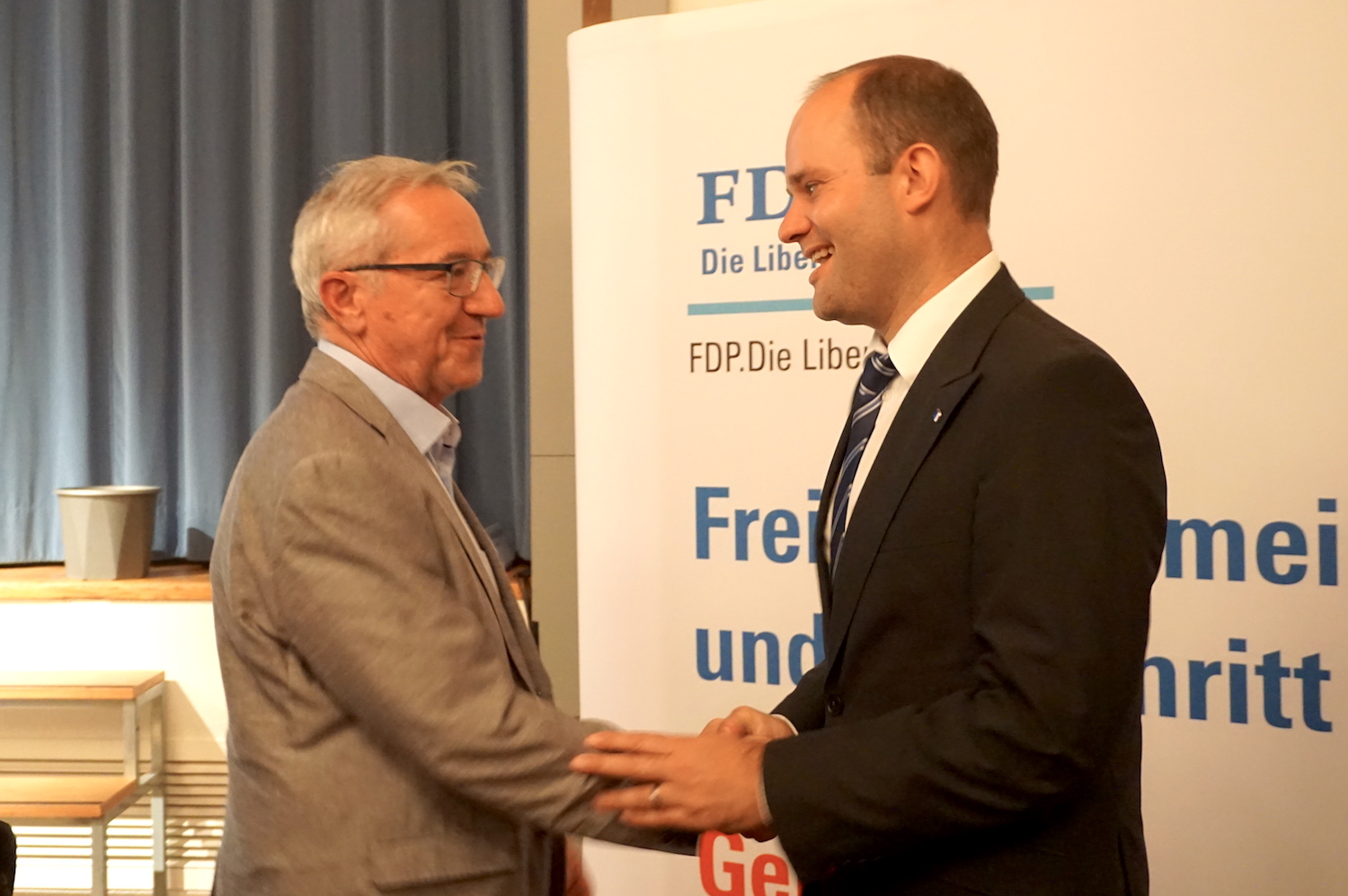 Noch-Regierungsrat Robert Küng (links) gehörte zu den ersten Gratulanten von Fabian Peter.