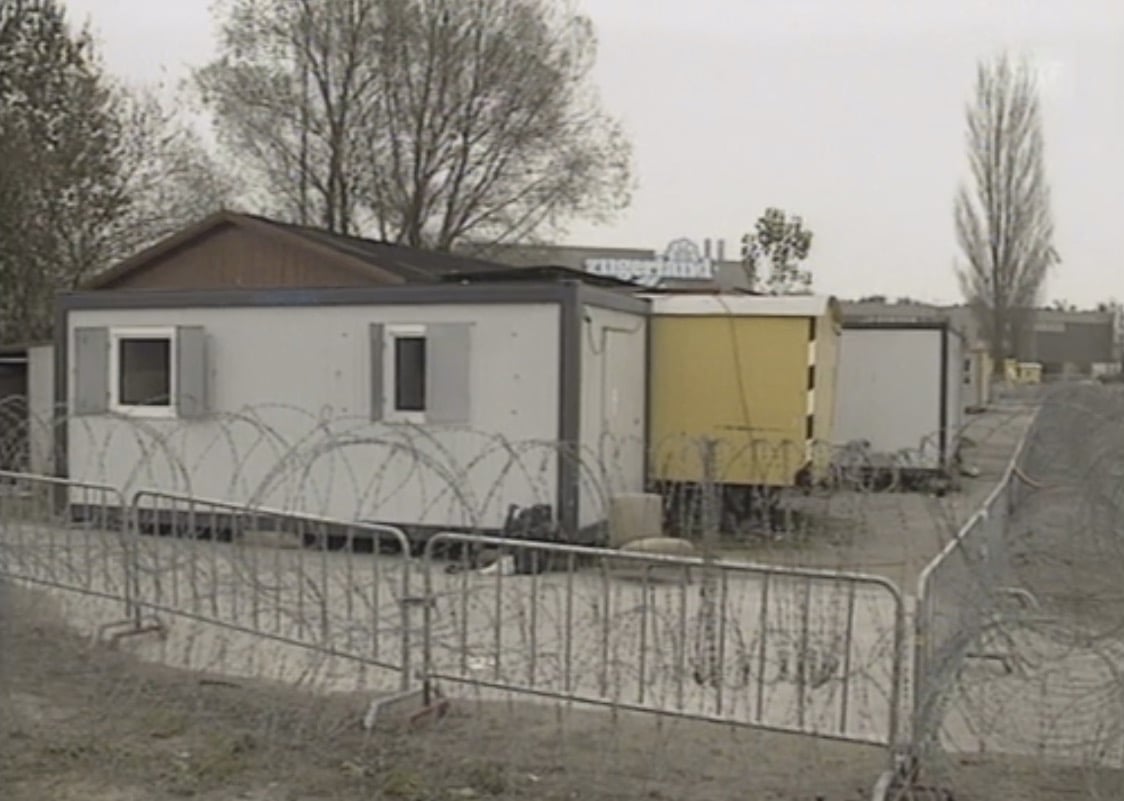 So sah das Durchgangsheim in Steinhausen nach der Tat aus: Umzäunt mit Stacheldraht. Im Hintergrund das Einkaufscenter Zugerland.