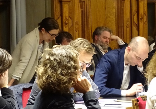 Luzia Vetterli (links, stehend) tritt nach elf Jahren im Luzerner Stadtparlament zurück.