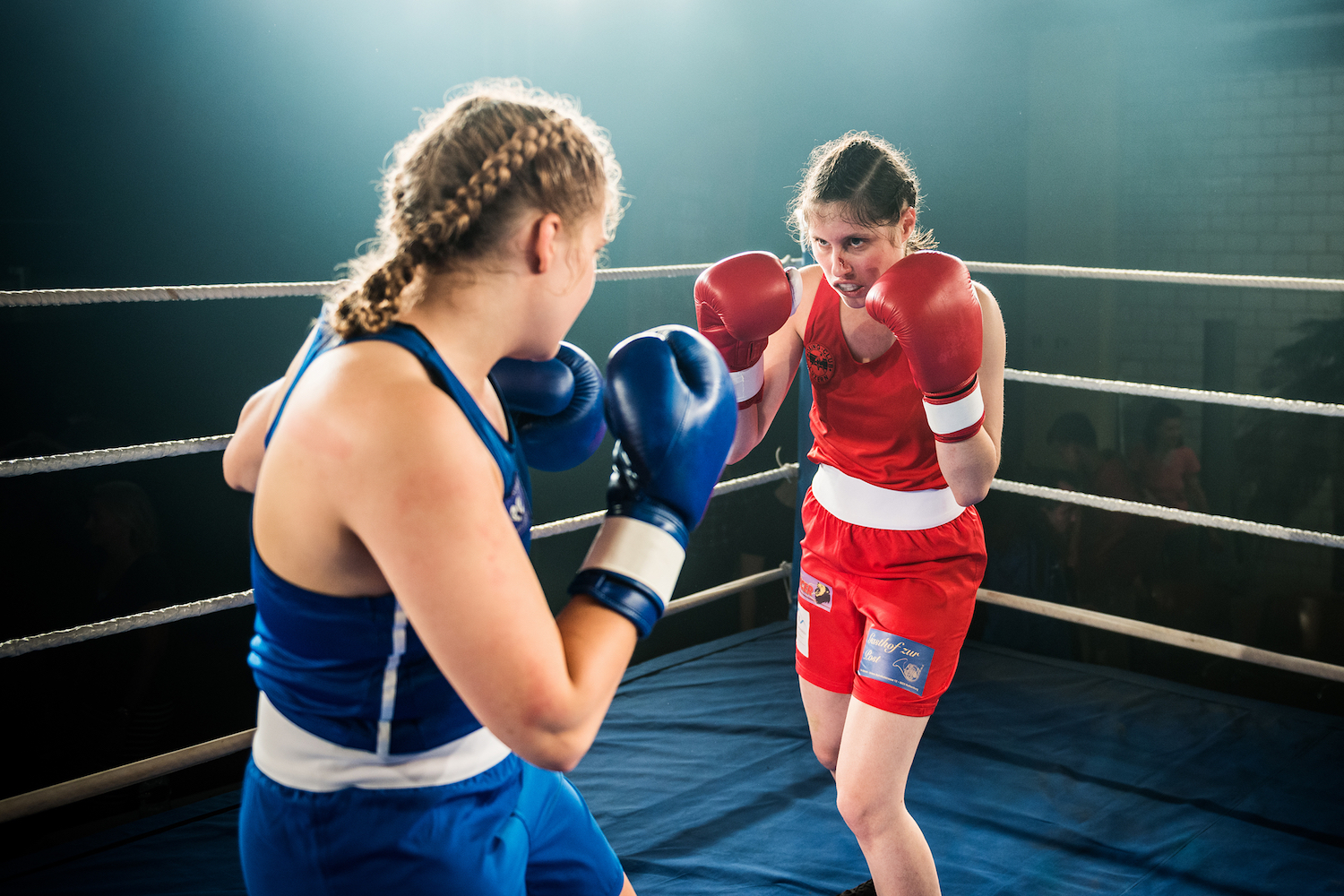 Frauen-Boxkampf bis aufs Äusserste: Fiona Wyss als Kerry Breitlinger (l.) und Tabea Buser als Martina Oberholzer.