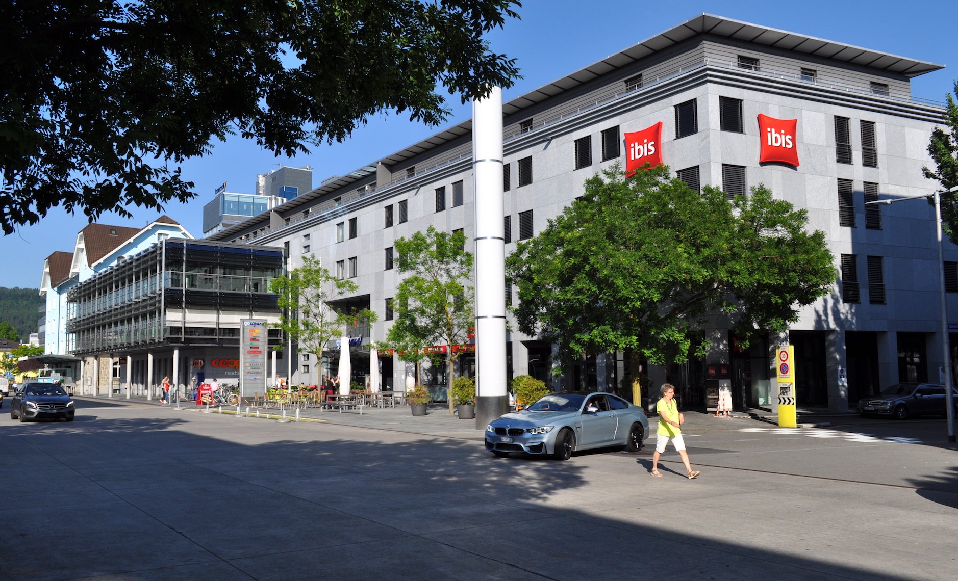 Der Bahnhofplatz von Baar mit dem Hotel Ibis.